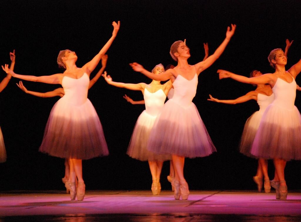 Coreografia Crematório, corpo de baile em tule branco