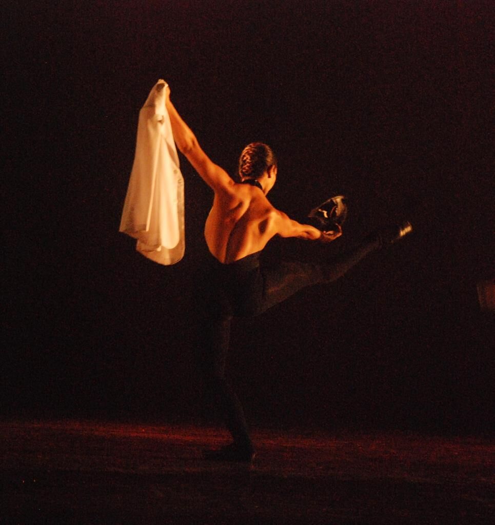Coreografia Duo Elo, dupla de bailarinos em cena