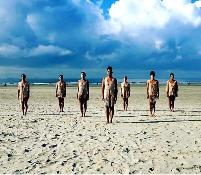 Espetáculo Mulheres de Areia, coreografia na praia